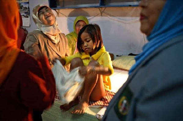 实拍残忍的印尼女孩割礼 令人瞠目结舌