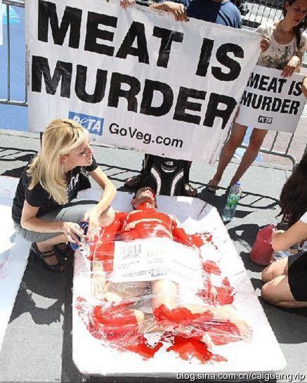 血腥的行为艺术 纽约街头上演"卖人肉"
